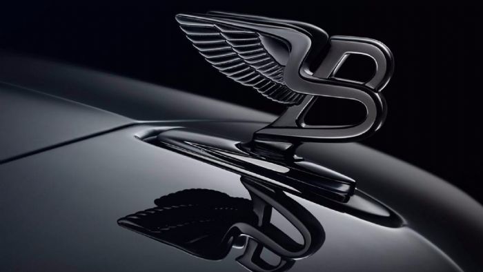 Τα πάντα είναι μαύρα, από τους τροχούς των 21 ιντσών ως το σήμα της Bentley.