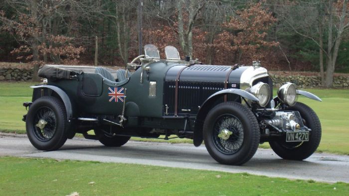 Ο James Bond οδηγούσε μια υπερτροφοδοτούμενη Birkin Blower Bentley του 1930 στα τρία πρώτα βιβλία της σειράς, τα Casino Royale, Live and Let Die και Moonraker.