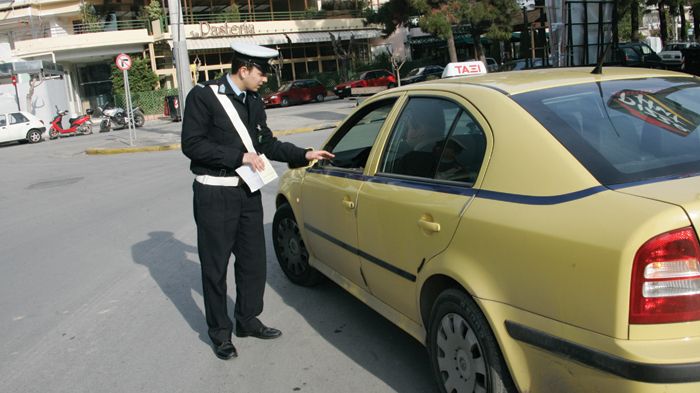 Αστυνομικός και πολίτης οφείλουν να συνεργάζονται και να τηρούν κόσμια στάση κατά τη διάρκεια των ελέγχων.  