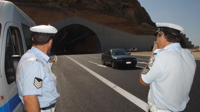 Είναι αυτονόητο πως κάθε πολίτης, ακόμη κι αν έχει υποπέσει σε παράβαση, δικαιούται υποδειγματικής συμπεριφοράς. Είναι αυτονόητο πως κάθε πολίτης, ακόμη κι αν έχει υποπέσει σε παράβαση, δικαιούται υποδειγματικής συμπεριφοράς.
