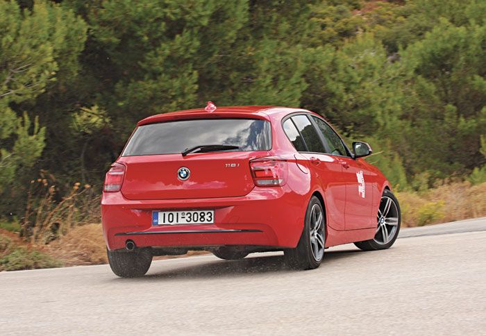 Η BMW 118i έχει χαρακτηριστικό προφίλ με μακρύ καπό και την καμπίνα τραβηγμένη πίσω, ενώ οι σπορ λεπτομέρειες κάνουν τη διαφορά.
Η BMW 118i έχει χαρακτηριστικό προφίλ με μακρύ καπό και την καμπίνα τραβηγμένη πίσω, ενώ οι σπορ λεπτομέρειες κάνουν τη διαφορά.