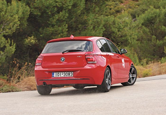 Η BMW 118i έχει χαρακτηριστικό προφίλ με μακρύ καπό και την καμπίνα τραβηγμένη πίσω, ενώ οι σπορ λεπτομέρειες κάνουν τη διαφορά. 
