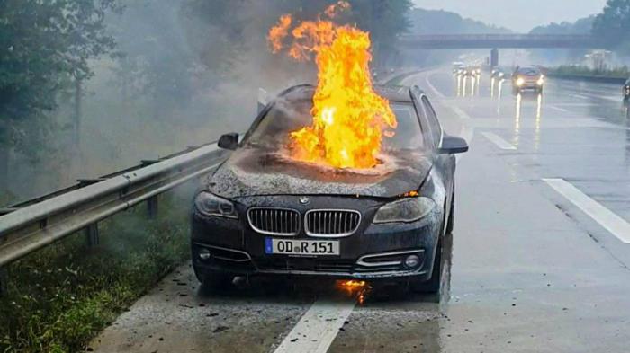 Ο κινητήρας της BMW 535d xDrive Touring του κ. Heiko Revenstorff από το Αμβούργο τυλίχθηκε στις φλόγες όσο κινούταν με 120 χλμ./ώρα. Ο κινητήρας της BMW 535d xDrive Touring του κ. Heiko Revenstorff από το Αμβούργο τυλίχθηκε στις φλόγες όσο κινούταν με 120 χλμ./ώρα.