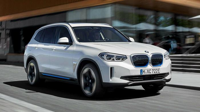 Η BMW iX3 αποτελεί την ηλεκτρική έκδοση της X3 και εξοπλίζεται με το eDrive ηλεκτρικό μοτέρ. Βρίσκεται στον πίσω άξονα και αποδίδει 286 ίππους με την αυτονομία να αγγίζει τα 460 χλμ.. Η νέα iX3 συναρμ