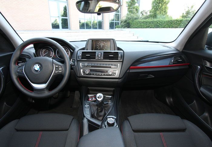 Η ποιότητα στο εσωτερικό της BMW 116d είναι γνώριμα πολύ υψηλή. Τα μαλακά υλικά του ταμπλό έχουν πολύ ευχάριστη υφή.