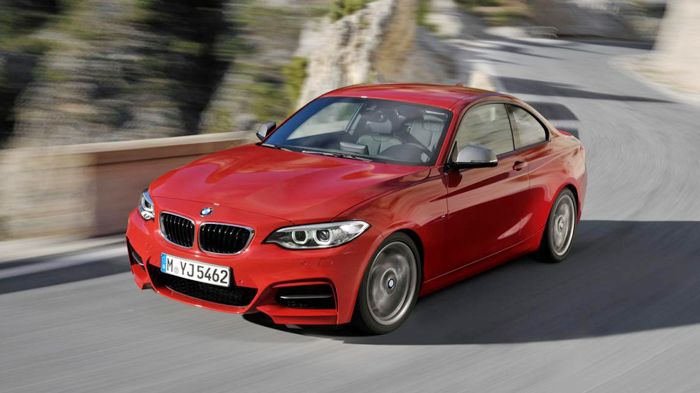 Το νέο μοντέλο της BMW δείχνει πιο σπορ και premium, ενώ διακρίνεται από την επιθετική μάσκα του, τη νέα γρίλια, τους μεγάλους αεραγωγούς και τα εντυπωσιακά φωτιστικά σώματα.
