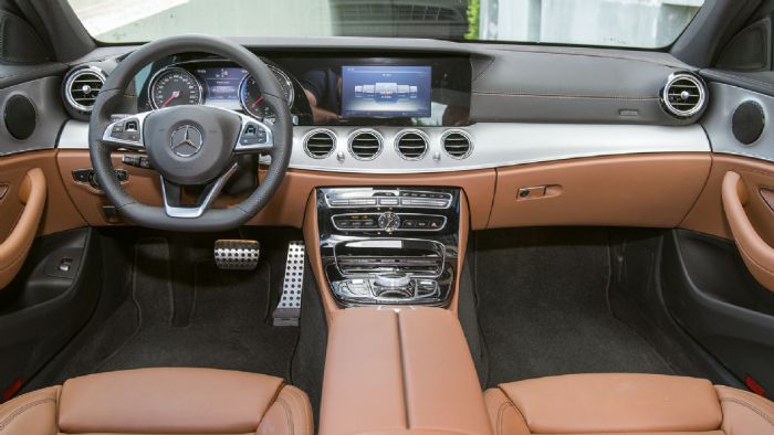 Πιο όμορφο και ενδιαφέρον σχεδιαστικά είναι το εσωτερικό της Mercedes E 220 d επιδεικνύοντας στα βασικά της χαρακτηριστικά τα κορυφαίας ποιότητας υλικά και τον πιο hiqh tech αέρα.