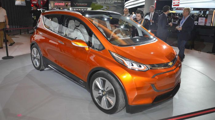 Το Bolt EV concept έχει κατασκευαστεί από ελαφριά υλικά όπως το αλουμίνιο, τα ανθρακονήματα, μαγνήσιο και …συρματόπλεγμα.