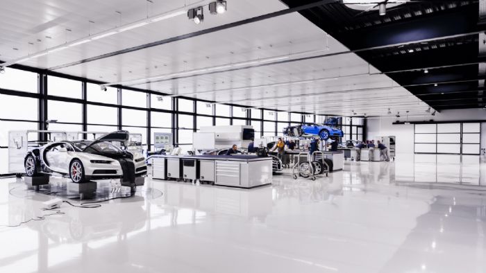 Η Bugatti προσφέρει χιλιάδες άλλες αποκλειστικές αποχρώσεις, αλλά και επιλογές όπως λογότυπα ή αρχικά στην αεροτομή, στα προσκέφαλα κ.τ.λ. Η Bugatti προσφέρει χιλιάδες άλλες αποκλειστικές αποχρώσεις, αλλά και επιλογές όπως λογότυπα ή αρχικά στην αεροτομή, στα προσκέφαλα κ.τ.λ.