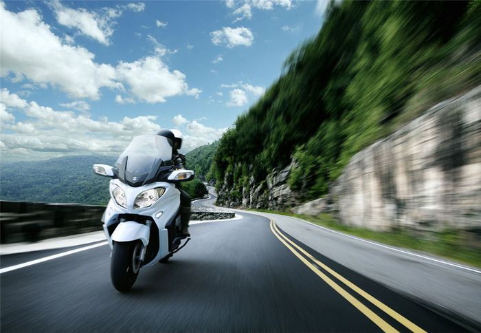 Το Burgman 650 ανανεώθηκε αισθητικά, αλλά και σε άλλους τομείς, όπως αυτός της μετάδοσης και του ψεκασμού.
