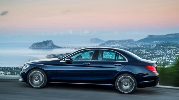 Οι Mercedes C 200 και C 220d θα έχουν πλέον εκδόσεις 4MATIC. Νέες προσθήκες είναι η C 300 των 245 ίππων και η C 450 AMG 4MATIC των 367 αλόγων.