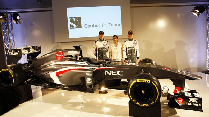 Το σεντόνι από το νέο μονοθέσιο τράβηξαν οι πιλότοι Nico Hulkenberg και Esteban Gutierrez. 