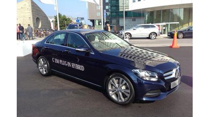 Η Mercedes μας δίνει μια πρώτη γεύση της πρωτότυπης C350 Plug-in hybrid, η οποία θα ξεκινήσει την εμπορική της «σταδιοδρομία» από τις αρχές του επόμενου έτους.