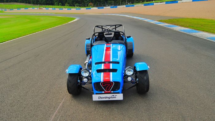 Tο Caterham Seven 420R Donington Edition θυμίζει την αγγλική σημαία μέσω της μπλε απόχρωσης με τις κόκκινες και λευκές ρίγες. Για την κίνησή του είναι υπεύθυνος ο 2λιτρος Duratec κινητήρας της Ford, ο οποίος αποδίδει 210 ίππους ισχύος.