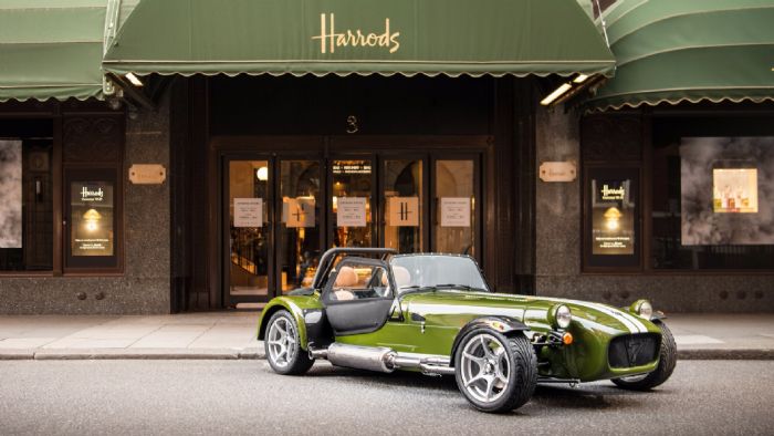 Η Caterham βάλθηκε να μας πείσει πως μπορεί να είναι και πολυτελής. Για να το κάνει αυτό, συνεργάστηκε με τα διάσημα πολυκαταστήματα Harrods και δημιούργησε άλλη μια ειδική έκδοση του Seven, το Harrod Η Caterham βάλθηκε να μας πείσει πως μπορεί να είναι και πολυτελής. Για να το κάνει αυτό, συνεργάστηκε με τα διάσημα πολυκαταστήματα Harrods και δημιούργησε άλλη μια ειδική έκδοση του Seven, το Harrod