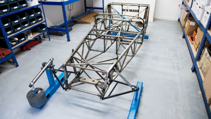 Η εγγλέζικη Caterham βρήκε ακόμα έναν τρόπο να μειώσει το ήδη μικρό βάρος του διθέσιου σπορ αυτοκινήτου της. Η εγγλέζικη Caterham βρήκε ακόμα έναν τρόπο να μειώσει το ήδη μικρό βάρος του διθέσιου σπορ αυτοκινήτου της.
