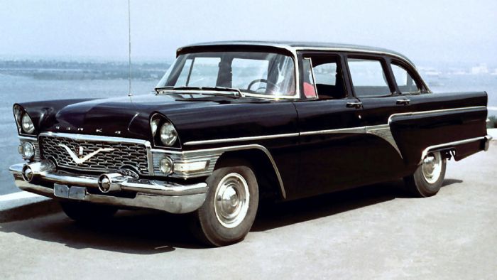 Το GAZ Chaika 13 φτιαχνόταν από το 1959 ως το 1981 και το χρησιμοποιούσε η πολιτική ελίτ της Ε.Σ.Σ.Δ. και οι πράκτορες της KGB.