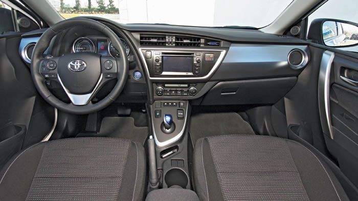 Μοντέρνο και high tech το εσωτερικό  του Toyota Auris HSD.