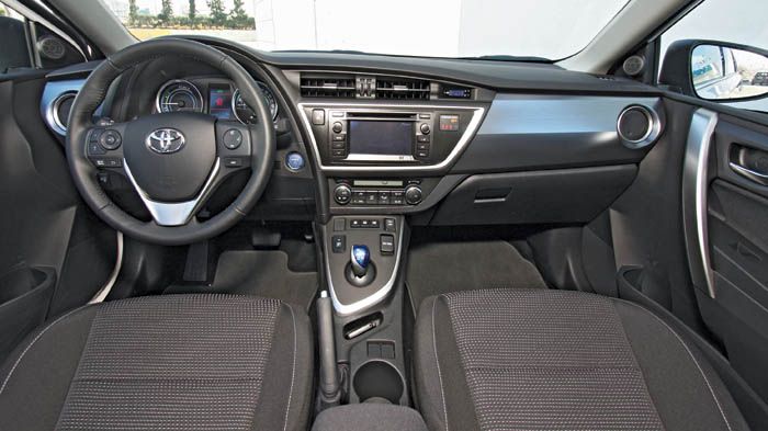 Μοντέρνο και high tech το εσωτερικό του Toyota Auris HSD. Μοντέρνο και high tech το εσωτερικό του Toyota Auris HSD.