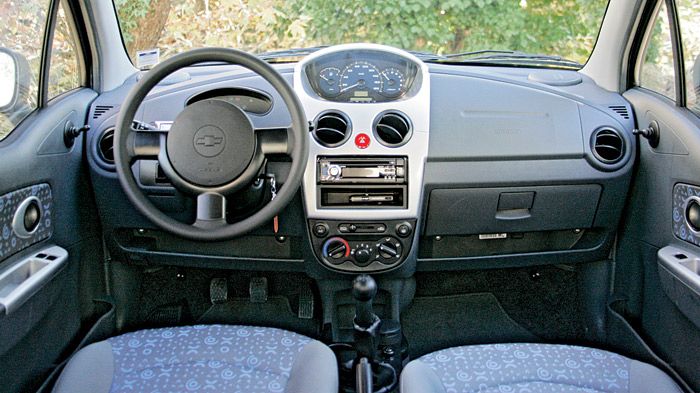Στο εσωτερικό, το Matiz διακρίνεται για τη νεανική του εικόνα, κάτι που αρμόζει απόλυτα σε αυτοκίνητο αυτής της κατηγορίας. Στο εσωτερικό, το Matiz διακρίνεται για τη νεανική του εικόνα, κάτι που αρμόζει απόλυτα σε αυτοκίνητο αυτής της κατηγορίας.