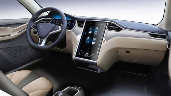Το εσωτερικό είναι ξεκάθαρα αντιγραφή του Tesla Model S, με μεγάλη οθόνη αφής 10,0 ιντσών.