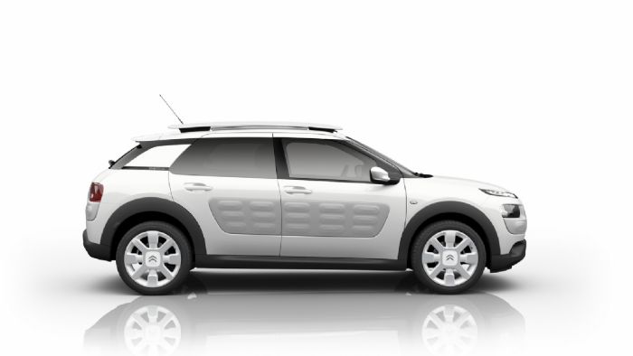 Στην απόχρωση Pearlescent Perle White, συναντάμε Dune Airbumps και δίτονους λευκούς τροχούς. Στην απόχρωση Pearlescent Perle White, συναντάμε Dune Airbumps και δίτονους λευκούς τροχούς.