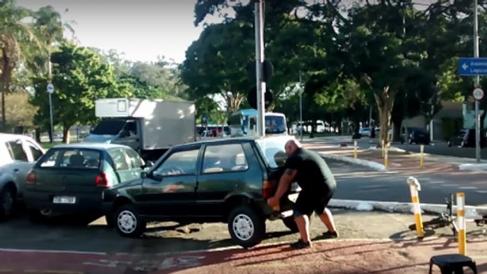 Όταν ένας πολίτης παίρνει το νόμο στα χέρια του.