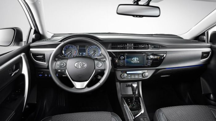 Στο εσωτερικό της νέας Corolla, η επιλογή της Toyota είναι να μεταφερθεί σχεδόν αυτούσιο το εσωτερικό της νέας γενιάς του Auris. 
