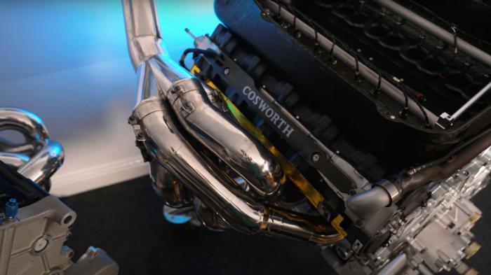 Μονοκύλινδρο μοτέρ Cosworth 0,3 λτ. με 90 PS που φτάνει 20.000 σ.α.λ. 