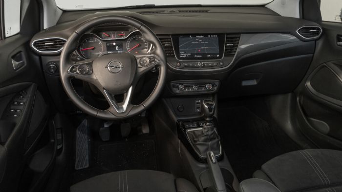 Λιτή σχεδιαστικά είναι η καμπίνα του SUV της Opel, με την κατασκευή να «παντρεύει» σκληρά και μαλακά στην αφή υλικά.
