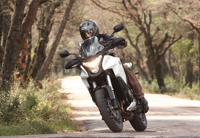 Σβέλτο, σταθερό, άνετο και παιχνιδιάρικο, το μέγιστο On-Off της Honda θα χαράξει ένα πλατύ χαμόγελο στον αναβάτη του, σε διαδρομή με στροφές.
