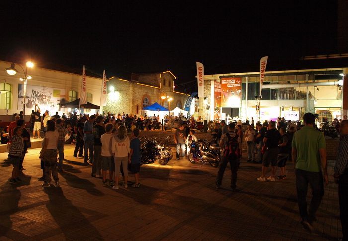 Το βράδυ, το Scooter Festival-Athens γέμιζε από κόσμο, ενώ όλοι ήθελαν να δουν εν λειτουργία τα μοντέλα του Χρήστου Κοφίτη.