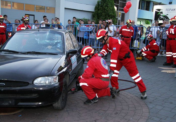 Η Ελληνική Ομάδα Διάσωσης επί το έργον, στο σενάριο απεγκλωβισμού τραυματία. 