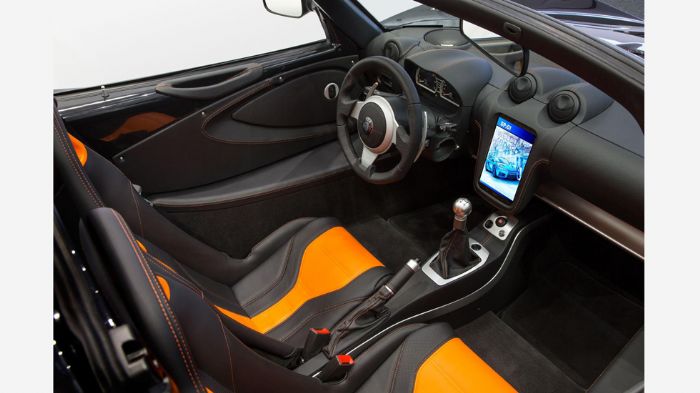 Το Lotus «παρελθόν» του οχήματος είναι εμφανές και στο εσωτερικό του, εκεί που υπάρχουν σπορ καθίσματα επενδυμένα με δέρμα ή Alcantara, αλλά και σύστημα infotainment με ταμπλέτα Android 8,4 ιντσών.
