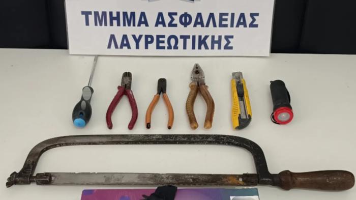 Χειροπέδες σε δίδυμο ανηλίκων που «ρήμαζε» σπίτια & οχήματα 