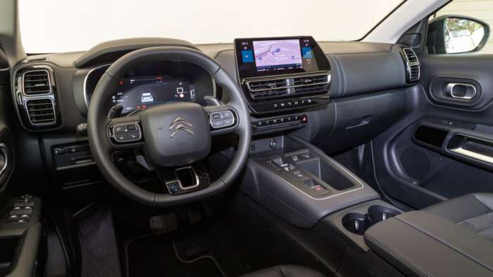 Το πετρελαιοκίνητο Citroen C5 Aircross είναι διαθέσιμο από την 2η έκδοση Plus, με το γαλλικό SUV να έχει στη συγκεκριμένη έκδοση 10άρα οθόνη αφής και ψηφιακό πίνακα οργάνων 12,3 ιντσών. Το πετρελαιοκίνητο Citroen C5 Aircross είναι διαθέσιμο από την 2η έκδοση Plus, με το γαλλικό SUV να έχει στη συγκεκριμένη έκδοση 10άρα οθόνη αφής και ψηφιακό πίνακα οργάνων 12,3 ιντσών.
