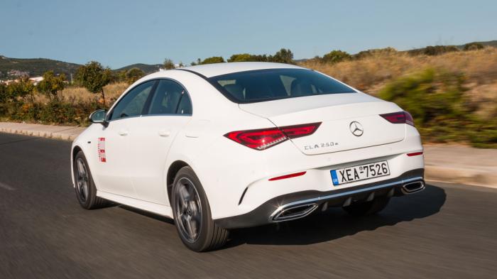 Σε ένα PHEV εφόσον επιλέξετε να κινηθείτε ηλεκτρικά, στο σενάριο που ταξιδεύετε με 100 χλμ./ώρα η κατανάλωση ενέργειας είναι περίπου 18 με 20 kWh/100 χλμ., το οποίο σημαίνει πως θα έχετε ηλεκτρική αυτ Σε ένα PHEV εφόσον επιλέξετε να κινηθείτε ηλεκτρικά, στο σενάριο που ταξιδεύετε με 100 χλμ./ώρα η κατανάλωση ενέργειας είναι περίπου 18 με 20 kWh/100 χλμ., το οποίο σημαίνει πως θα έχετε ηλεκτρική αυτ
