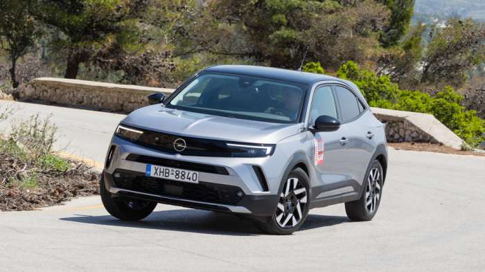 Παρότι είναι ένα από τα πιο compact μικρά SUV της αγοράς (4,16 μ.), το Opel Mokka δεν φείδεται στους χώρους για τα πόδια, προσφέροντας περισσότερα από 15 εκ. «αέρα» για να απλώσεις τα γόνατά σου. Παρότι είναι ένα από τα πιο compact μικρά SUV της αγοράς (4,16 μ.), το Opel Mokka δεν φείδεται στους χώρους για τα πόδια, προσφέροντας περισσότερα από 15 εκ. «αέρα» για να απλώσεις τα γόνατά σου.