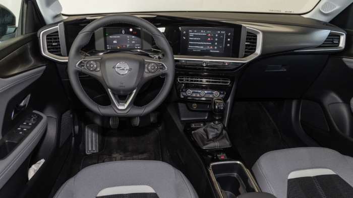 Το Opel Mokka σε κερδίζει με το οδηγοκεντρικό Pure Panel cockpit (7+7 ιντσών στη βασική έκδοση) και την προσεγμένη του ποιότητα. Το Opel Mokka σε κερδίζει με το οδηγοκεντρικό Pure Panel cockpit (7+7 ιντσών στη βασική έκδοση) και την προσεγμένη του ποιότητα.