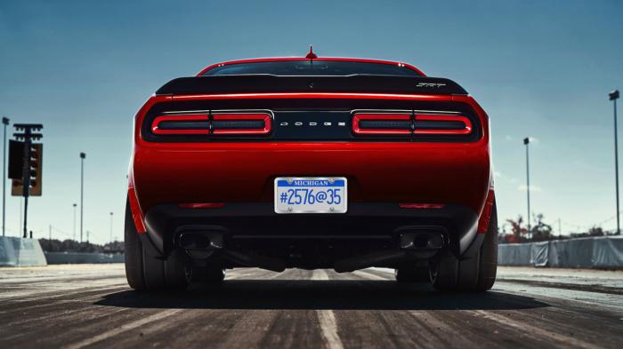 Στο Dodge Challenger SRT Demon συνολικά το βάρος έπεσε κατά 105,2 κιλά (232 λίβρες), αλλά η τοποθέτηση φουσκωμένων φτερών σε σχέση με το Hellcat, επέφερε αύξηση 7,7 κιλών.