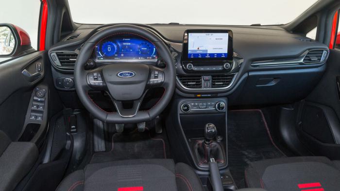 Σύγχρονο, ευχάριστο, αρκετά hi-tech και πρακτικό είναι το εσωτερικό του Ford Fiesta.