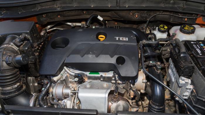 Ο 3κύλινδρος 1.000άρης turbo κινητήρας του MG ZS αποδίδει 111 ίππους και αρέσκεται να λειτουργεί σε φάσμα 2.000-5.000 σ.α.λ. (180 Nm ροπής στις 1.800 σ.α.λ.).