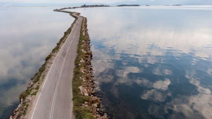 Ο μοναδικός δρόμος στην Ελλάδα που οδηγείς 10 χλμ. πάνω στη θάλασσα Ο μοναδικός δρόμος στην Ελλάδα που οδηγείς 10 χλμ. πάνω στη θάλασσα