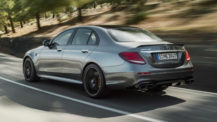 H E63 διατηρεί τις γραμμές της E-Class, με νέα τετραπλή απόληξη εξάτμισης και θόλους τροχών μισή ίντσα φαρδύτερους από τη βασική έκδοση. H E63 διατηρεί τις γραμμές της E-Class, με νέα τετραπλή απόληξη εξάτμισης και θόλους τροχών μισή ίντσα φαρδύτερους από τη βασική έκδοση.