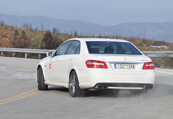 Η έκδοση Ε 63 AMG διακρίνεται για τις επιδόσεις και το σπορ χαρακτήρα της. Η έκδοση Ε 63 AMG διακρίνεται για τις επιδόσεις και το σπορ χαρακτήρα της.