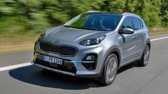 Το Kia Sportage τα καταφέρνει περίφημα τόσο στην άσφαλτο, όσο και στο χώμα. Ποια είναι τα όπλα του εκτός από την άνεση και την ευρυχωρία; Υπάρχει τετρακίνητη έκδοση;