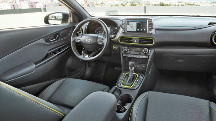 Το εσωτερικό του Hyundai Kona σχεδιάστηκε με βάση την καλαισθησία, την εργονομία και την πρακτικότητα δίνοντας προσοχή και στην παραμικρή λεπτομέρεια. Το εσωτερικό του Hyundai Kona σχεδιάστηκε με βάση την καλαισθησία, την εργονομία και την πρακτικότητα δίνοντας προσοχή και στην παραμικρή λεπτομέρεια.