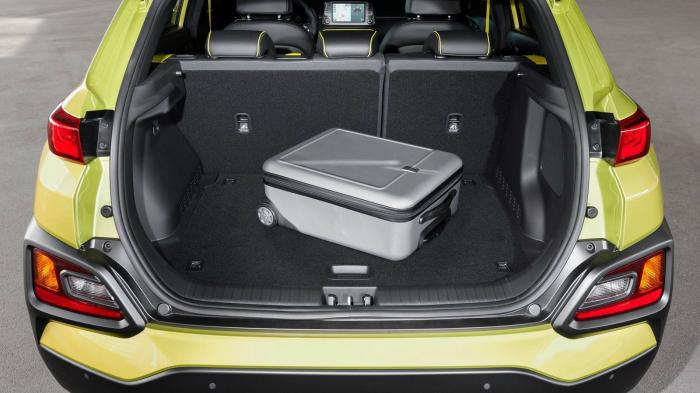 Με μία μόνο κίνηση τα πίσω καθίσματα του Hyundai Kona αναδιπλώνονται και από 361 λτ. ο χώρος αποσκευών φτάνει στα 1.143 λτ. όντας ιδανικός για μεγαλύτερες αποδράσεις.