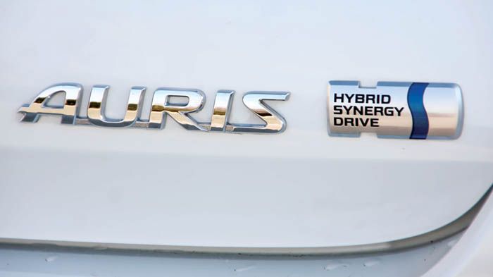 Η υβριδική τεχνολογία της Toyota συνδυάζει ένα βενζινοκινητήρα με έναν ηλεκτροκινητήρα. Στόχος και υλοποίηση: η οικονομία καυσίμου και οι οικολογικές επιδόσεις, που μεταφράζονται σε μηδενικά τέλη κυκλοφορίας.	