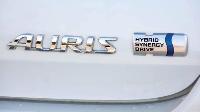 Η υβριδική τεχνολογία της Toyota συνδυάζει ένα βενζινοκινητήρα με έναν ηλεκτροκινητήρα. Στόχος και υλοποίηση: η οικονομία καυσίμου και οι οικολογικές επιδόσεις, που μεταφράζονται σε μηδενικά τέλη κυκλοφορίας. Η υβριδική τεχνολογία της Toyota συνδυάζει ένα βενζινοκινητήρα με έναν ηλεκτροκινητήρα. Στόχος και υλοποίηση: η οικονομία καυσίμου και οι οικολογικές επιδόσεις, που μεταφράζονται σε μηδενικά τέλη κυκλοφορίας.